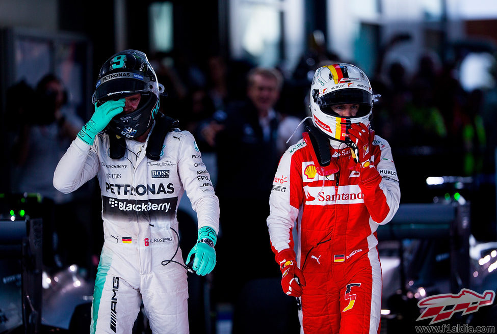 Nico Rosberg y Sebastian Vettel acaban la carrera en el podio