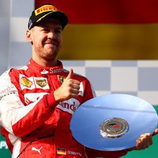 Sebastian Vettel, contento con su trofeo