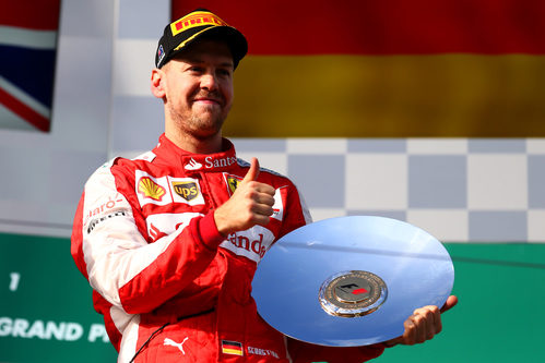 Sebastian Vettel, contento con su trofeo