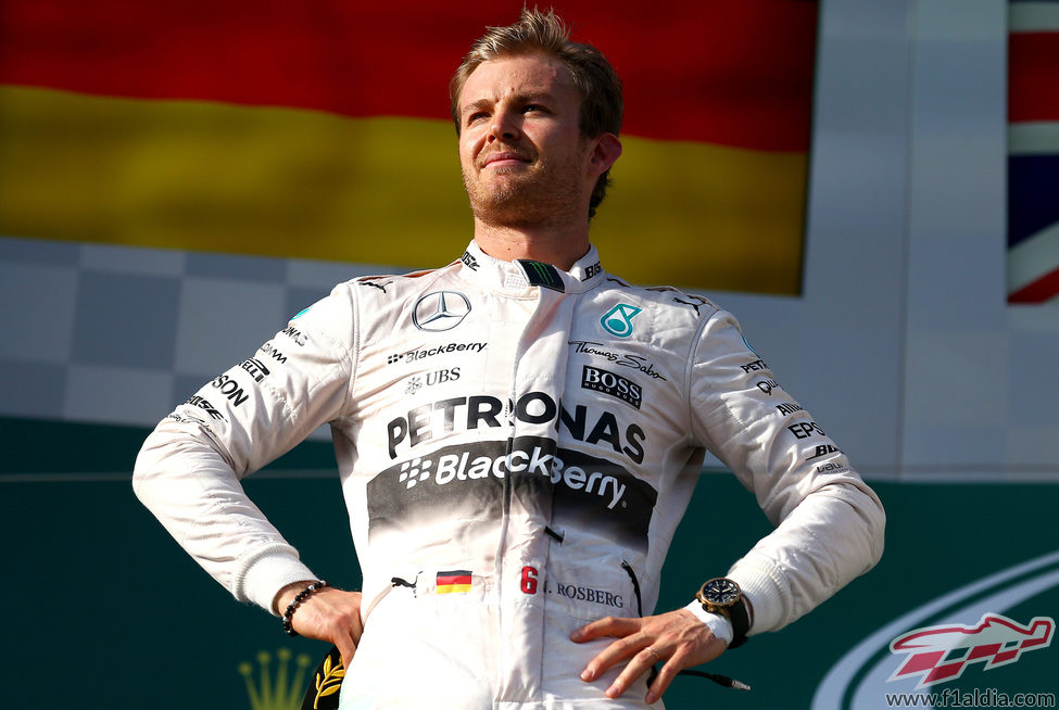 Nico Rosberg posa en el segundo escalón del podio