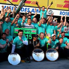 El equipo Mercedes celebra el doblete en Australia