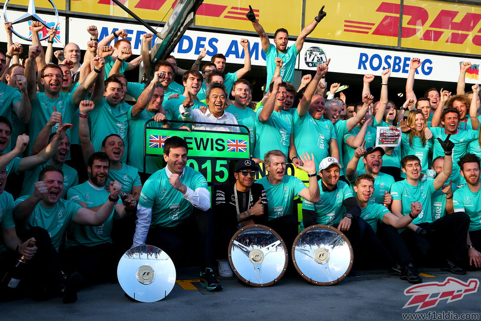 El equipo Mercedes celebra el doblete en Australia