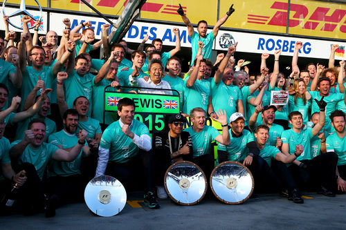 El equipo Mercedes celebra el doblete en Australia