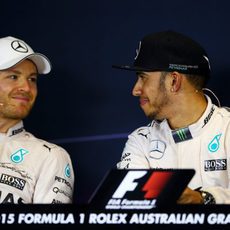 Lewis Hamilton y Nico Rosberg sonríen tras el GP de Australia