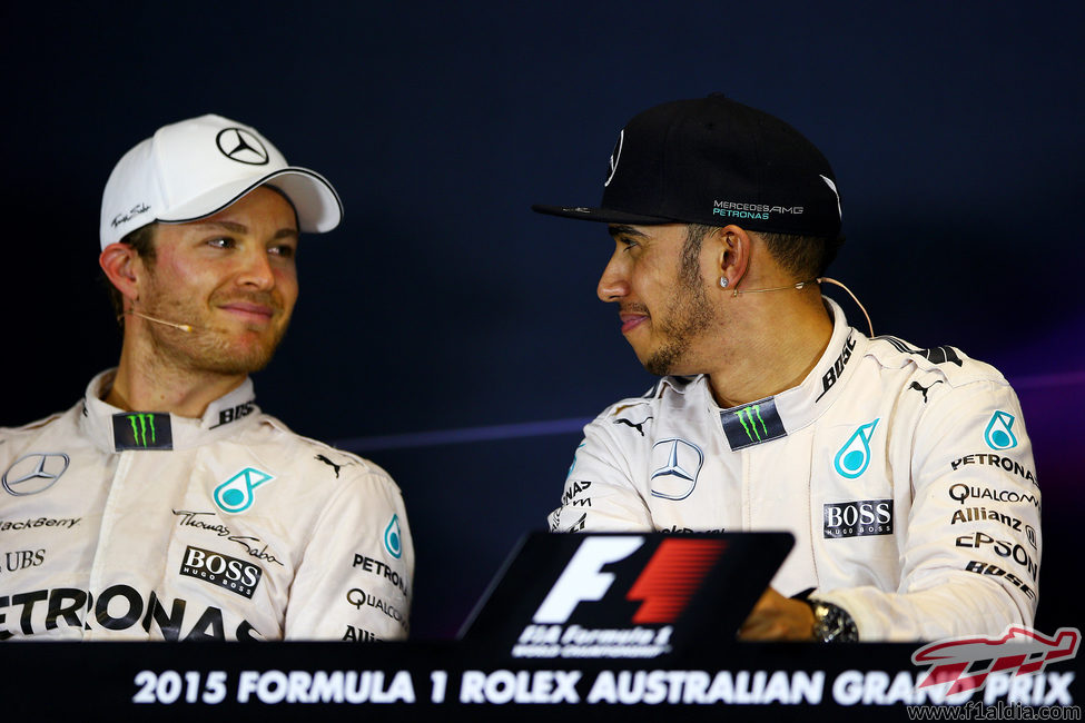 Lewis Hamilton y Nico Rosberg sonríen tras el GP de Australia