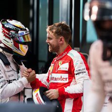 Lewis Hamilton y Sebastian Vettel se felicitan mutuamente