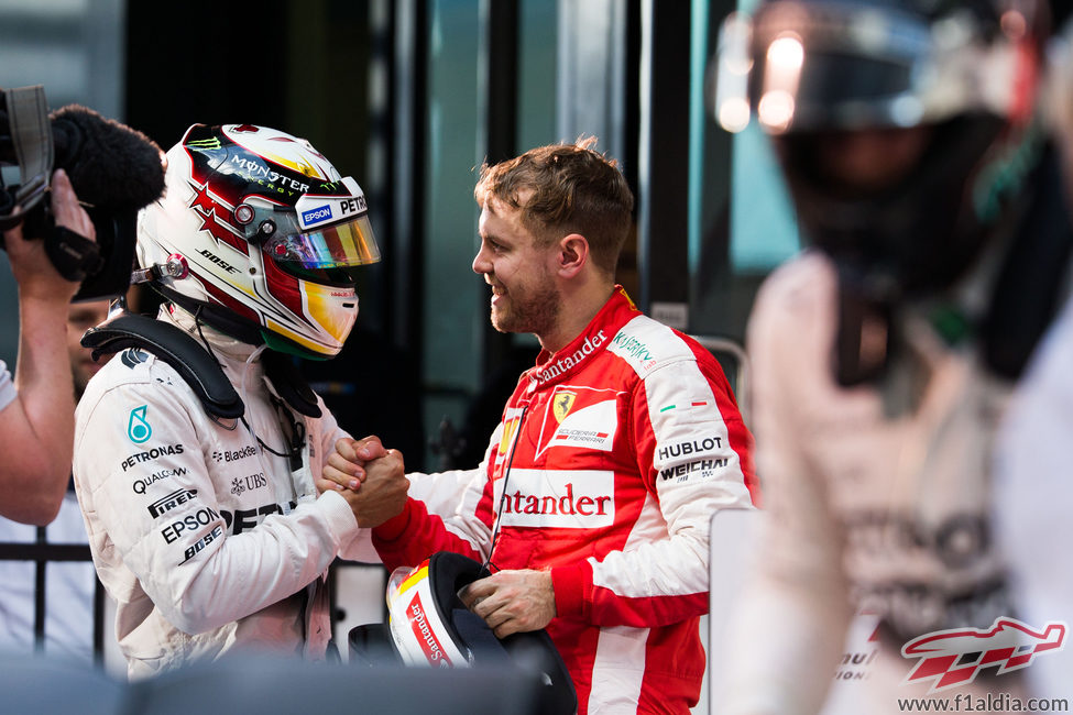 Lewis Hamilton y Sebastian Vettel se felicitan mutuamente