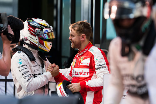 Lewis Hamilton y Sebastian Vettel se felicitan mutuamente