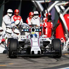 Felipe Massa sale de su primer 'pit-stop'