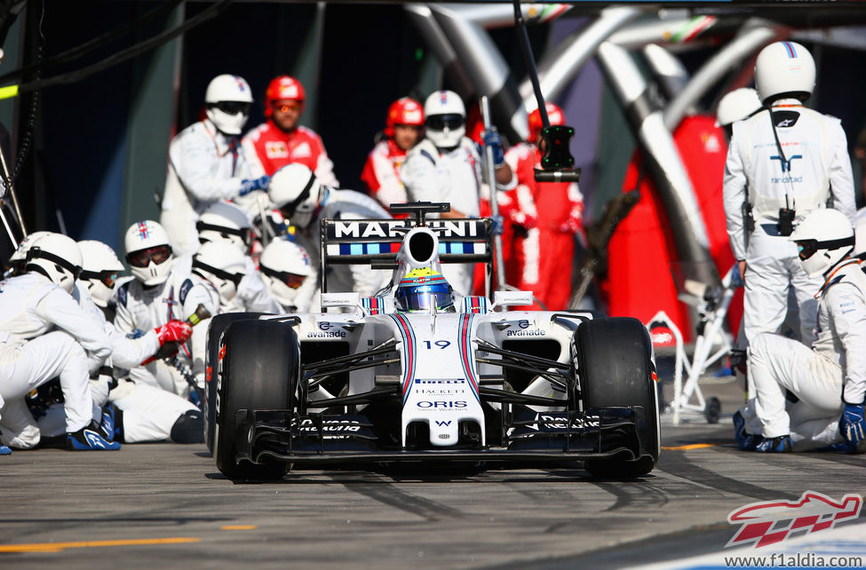Felipe Massa sale de su primer 'pit-stop'