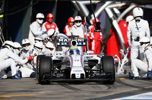 Felipe Massa sale de su primer 'pit-stop'
