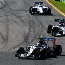 Felipe Massa a rebufo de los Mercedes