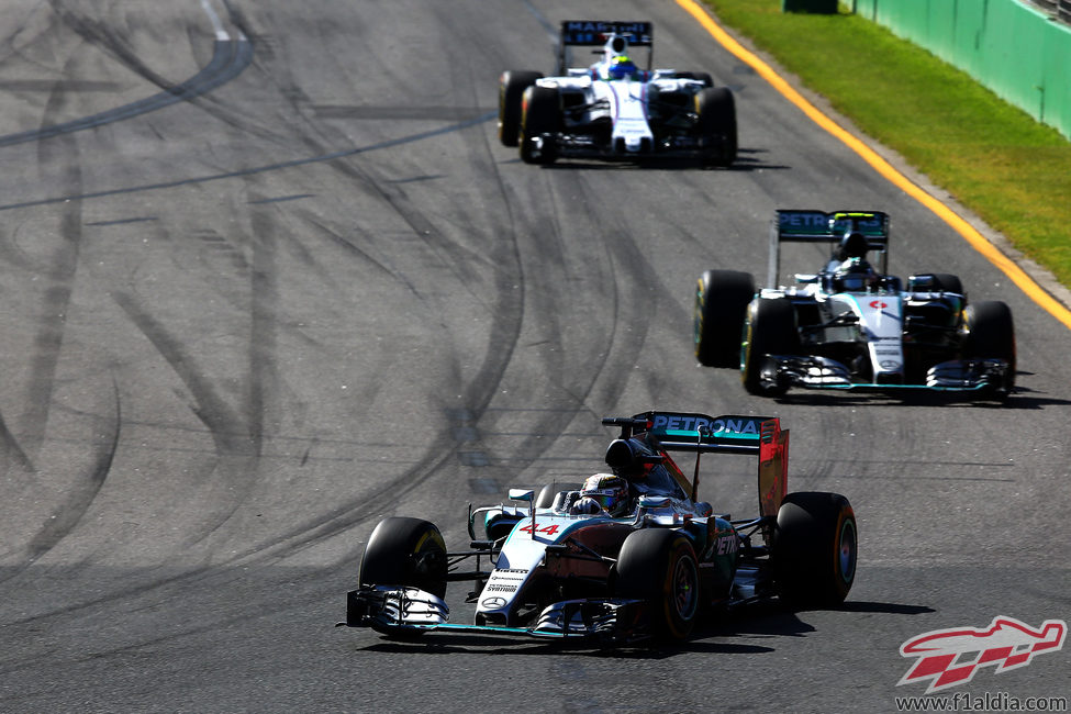 Felipe Massa a rebufo de los Mercedes