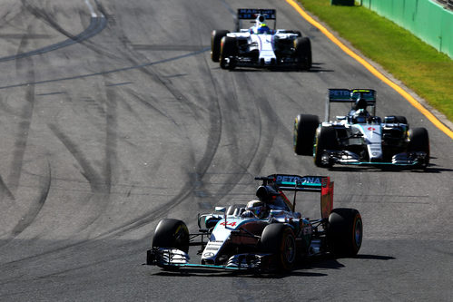 Felipe Massa a rebufo de los Mercedes