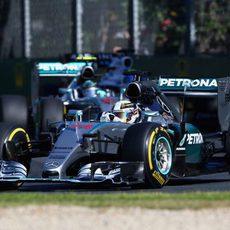 Lewis Hamilton rueda por delante de Rosberg