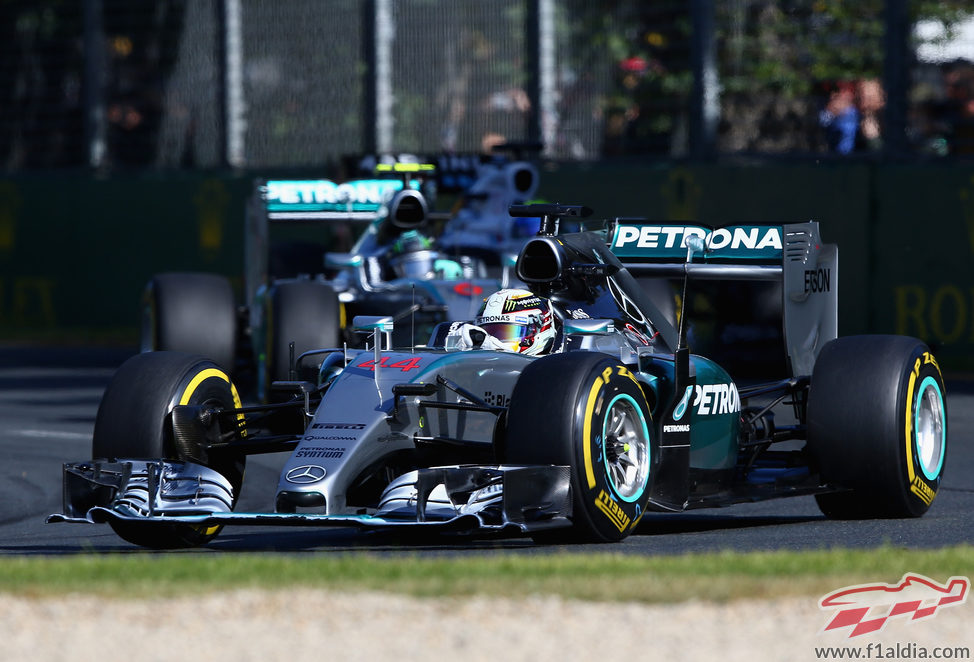 Lewis Hamilton rueda por delante de Rosberg