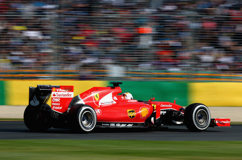 Sebastian Vettel rueda con el neumático medio