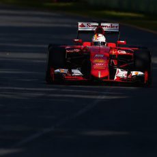 Sebastian Vettel rueda en tercera posición