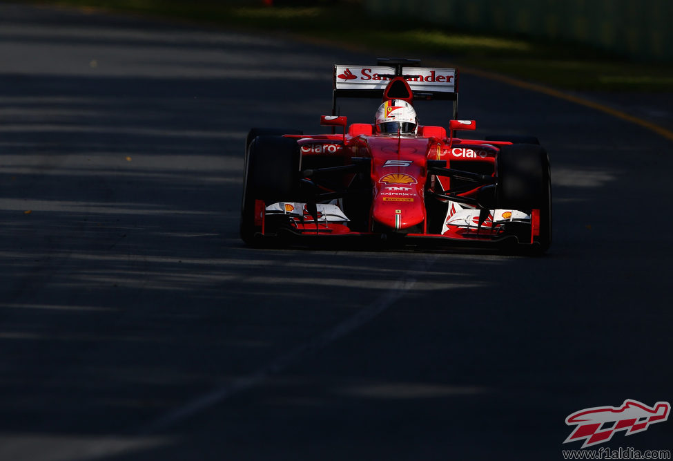 Sebastian Vettel rueda en tercera posición