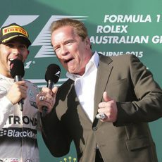 Lewis Hamilton con el Arnold Schwarzenegger