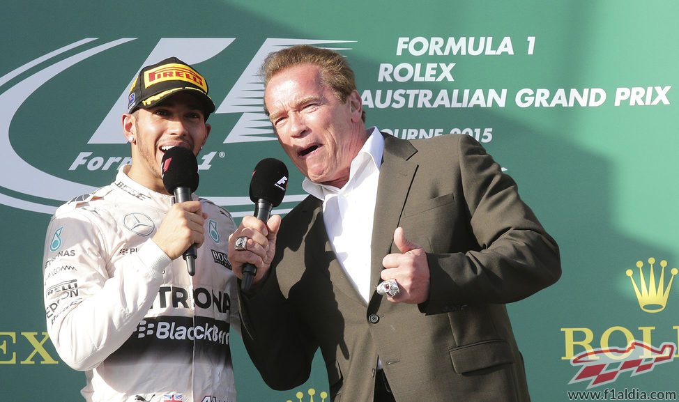 Lewis Hamilton con el Arnold Schwarzenegger