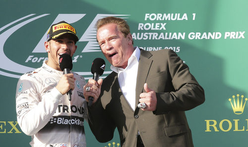 Lewis Hamilton con el Arnold Schwarzenegger