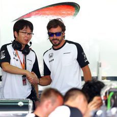 Fernando Alonso saluda a un compañero de McLaren