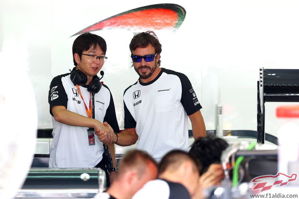 Fernando Alonso saluda a un compañero de McLaren