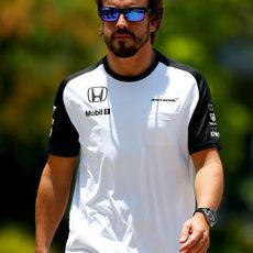Fernando Alonso, de vuelta en el paddock