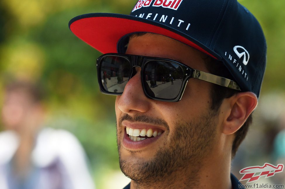 Daniel Ricciardo con su pose habitual