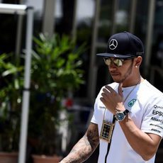 Lewis Hamilton luce un curioso collar
