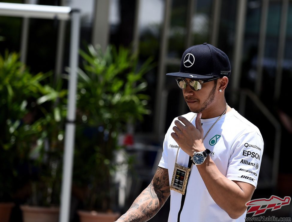Lewis Hamilton luce un curioso collar