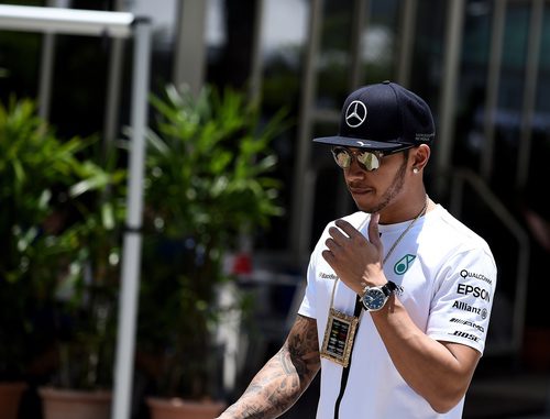 Lewis Hamilton luce un curioso collar