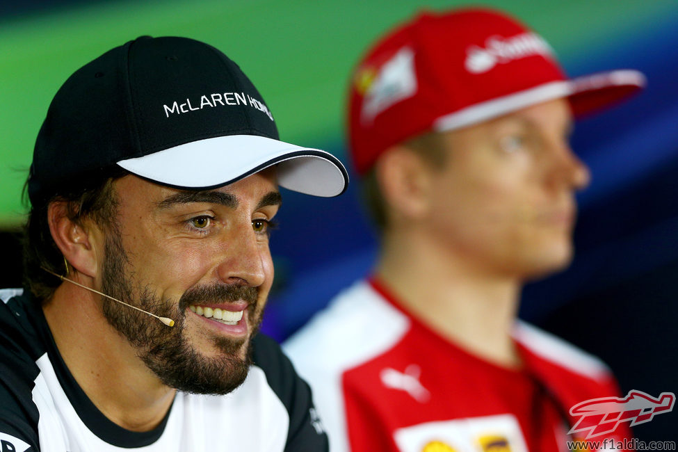 Fernando Alonso sonríe en Sepang