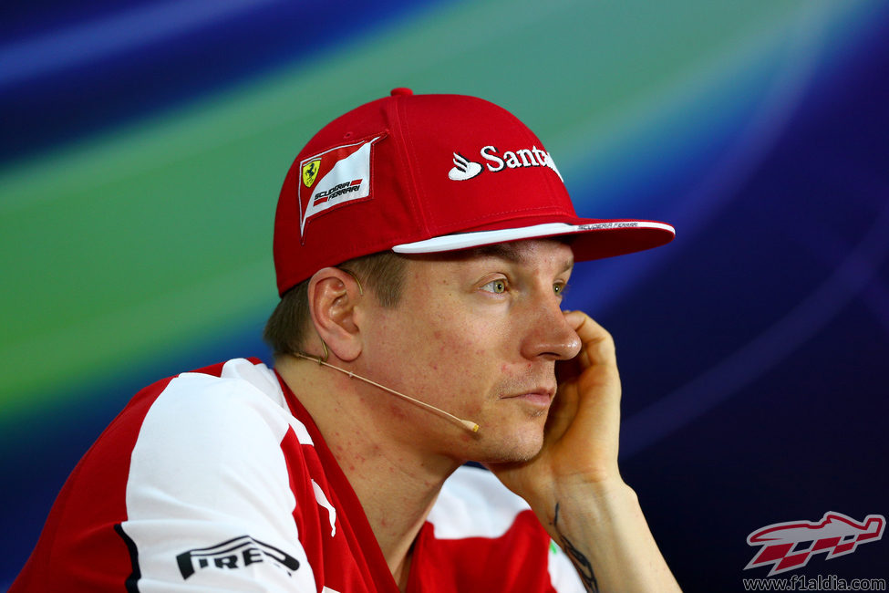 Kimi Räikkönen "entretenido" con la prensa