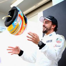 Fernando Alonso juega con su casco