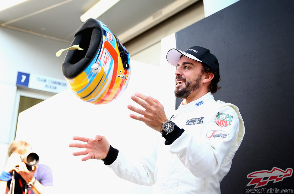 Fernando Alonso juega con su casco