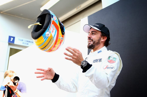 Fernando Alonso juega con su casco