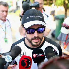 Fernando Alonso atiende a la prensa después de rodar en la pista