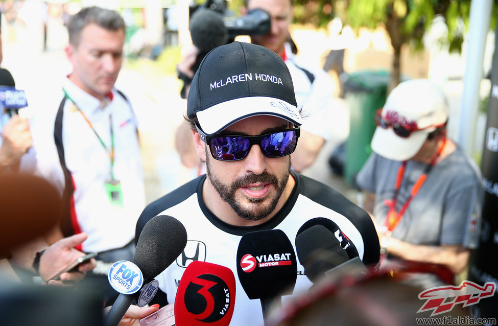 Fernando Alonso atiende a la prensa después de rodar en la pista