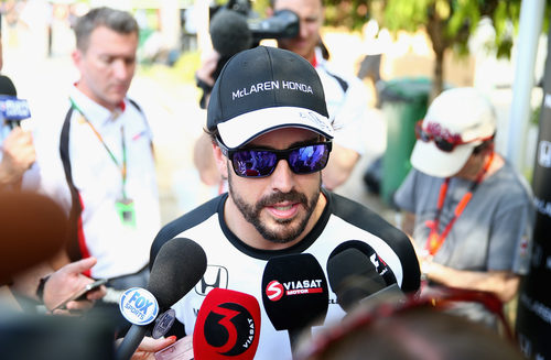Fernando Alonso atiende a la prensa después de rodar en la pista