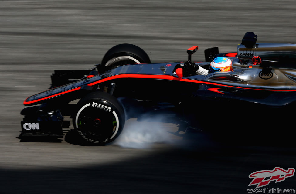 Fernando Alonso bloqueando sus neumáticos