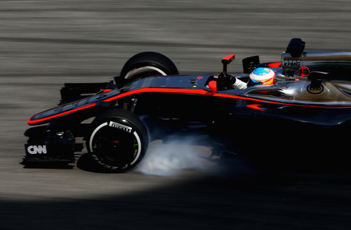 Fernando Alonso bloqueando sus neumáticos