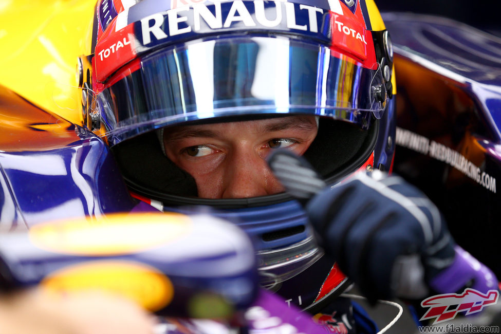 El 'ok' de Daniil Kvyat en el RB11