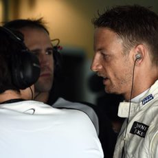 Jenson Button hablando con sus ingenieros