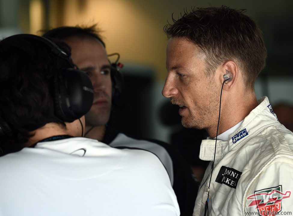 Jenson Button hablando con sus ingenieros