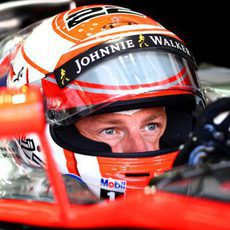 Jenson Button concentrado antes de salir a rodar