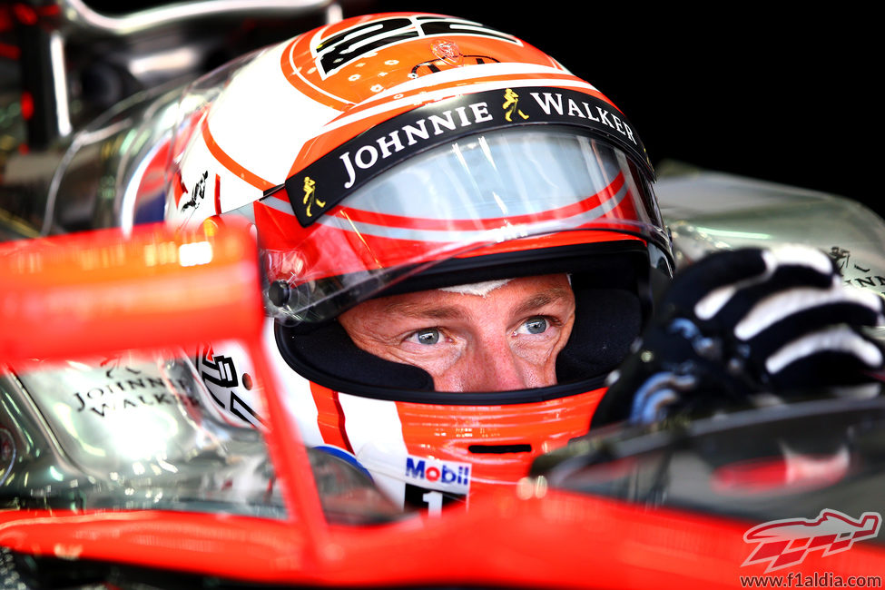 Jenson Button concentrado antes de salir a rodar