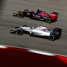 Valtteri Bottas pasa junto a un Toro Rosso