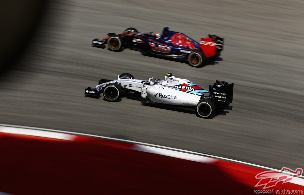 Valtteri Bottas pasa junto a un Toro Rosso